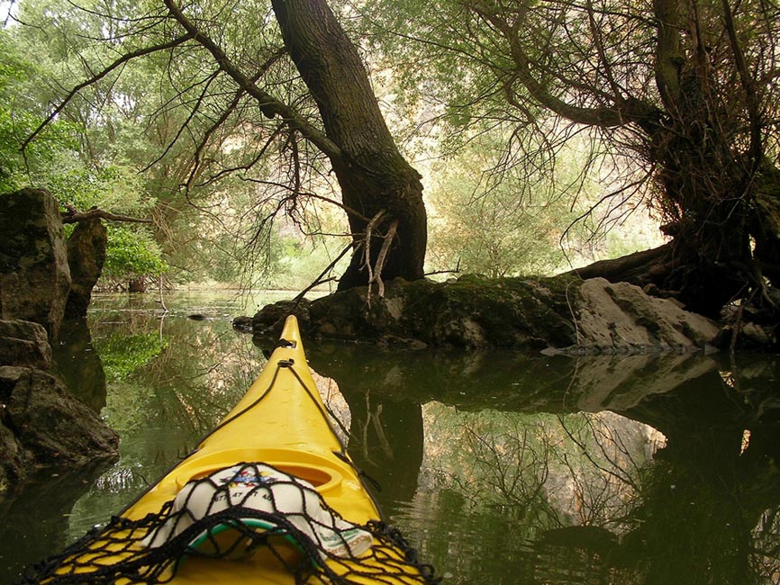 Piraguas navegando entre cañones